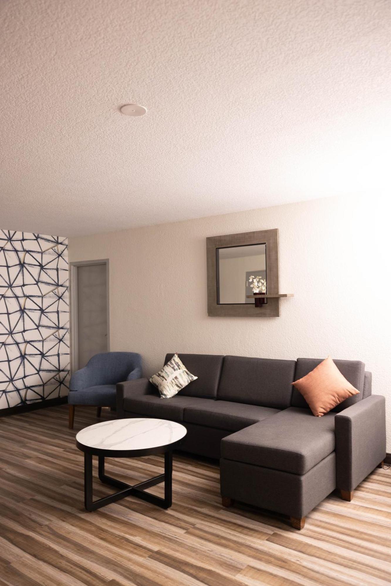 Quality Inn & Suites Lake Havasu City Exterior photo