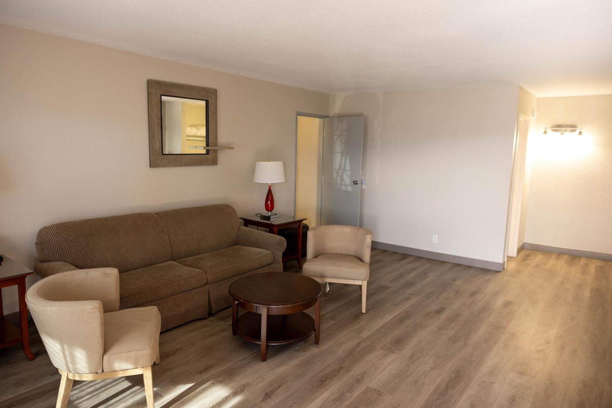 Quality Inn & Suites Lake Havasu City Exterior photo