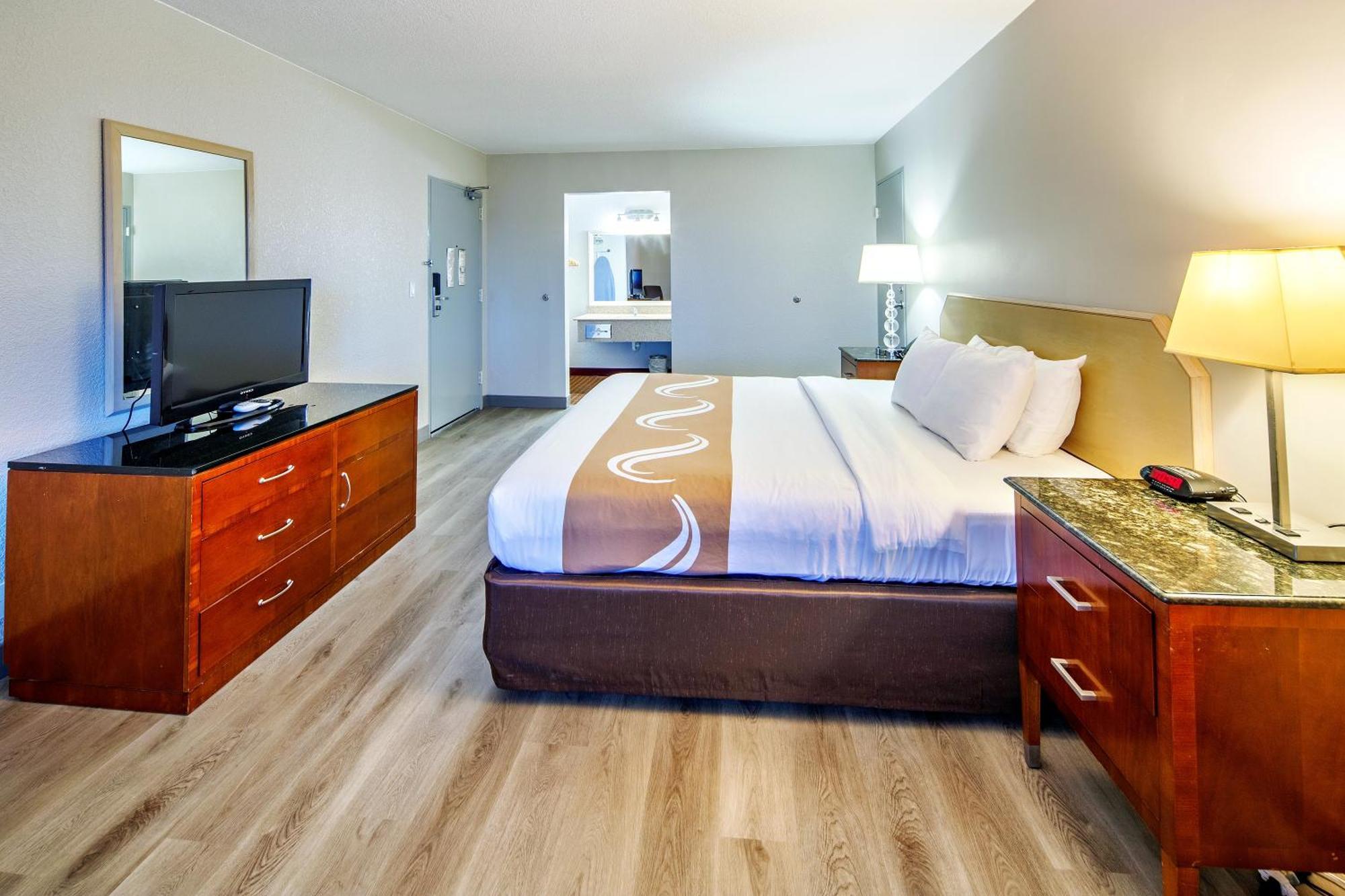 Quality Inn & Suites Lake Havasu City Exterior photo