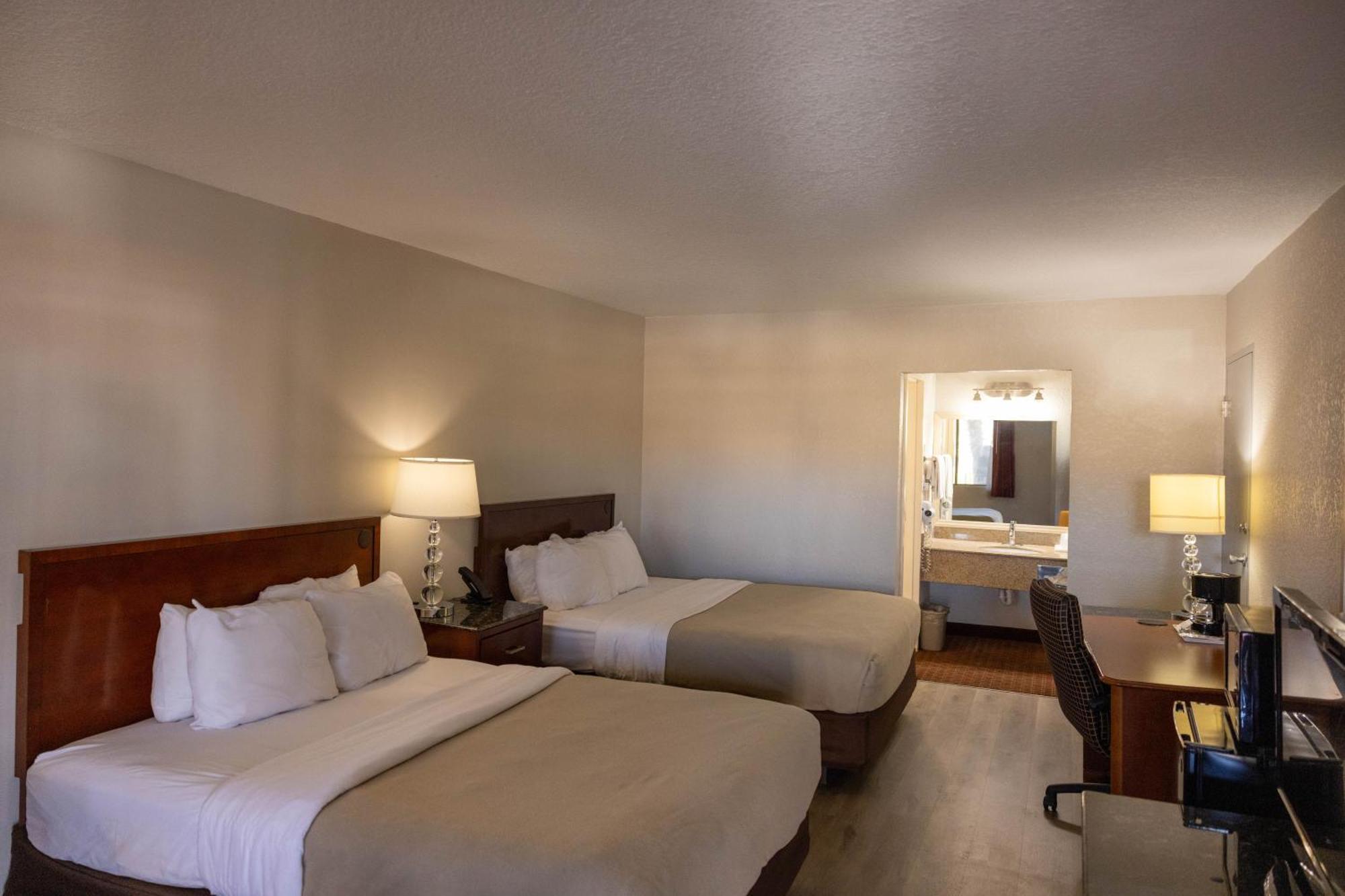 Quality Inn & Suites Lake Havasu City Exterior photo
